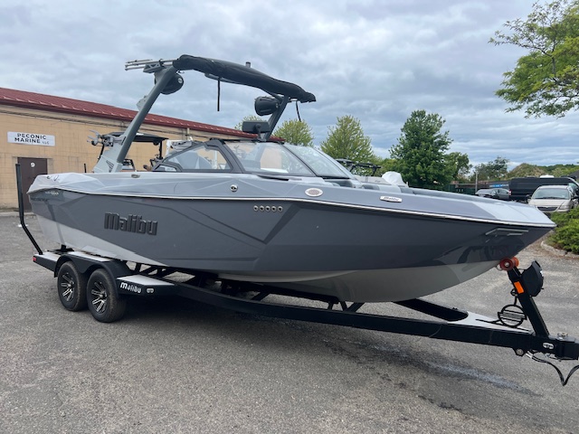 2025 Malibu 23 LSV Icon